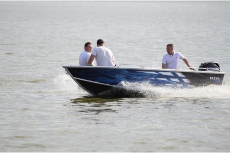 Bateau de pêche 'BREMA 450 FISHING PRO + VIVIER'